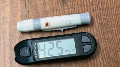 A glucometer displaying high glucose reading of 425 mg/dL, essential for diabetes care.