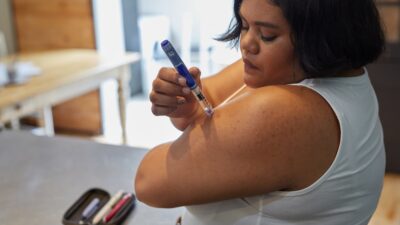 a person with an insulin injection pen