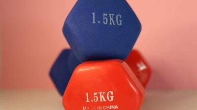 Close-up of blue and red 1.5 kg dumbbells for gym and weightlifting.