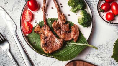 Mouthwatering lamb chops served with cherry tomatoes and broccoli.